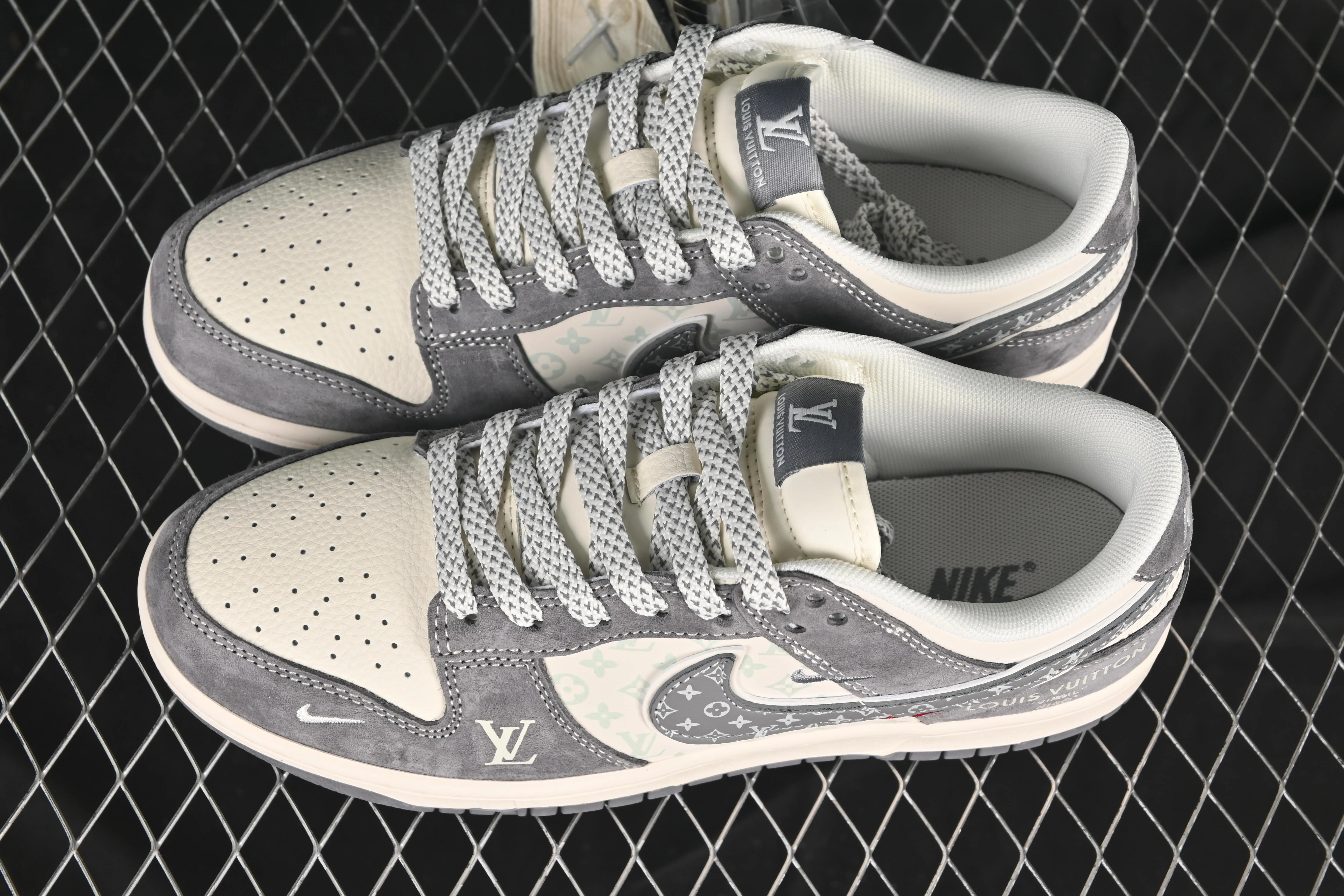 All categories Nk SB Dunk Series Nk SB Dunk Low High-end customized low-top sneakers Nike SB Dunk Low LV co-branded three-hook luminous gray bottom with stars Anniversary high-end customized low-top casual sneakers YX5066-361